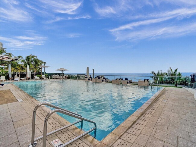 Foto del edificio - 17475 Collins Ave