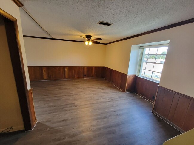 Building Photo - Spacious Two Bedroom Apartment Near Downtown