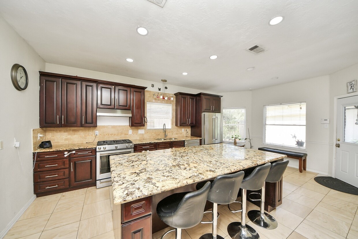Primary Photo - 922 Bayhill Dr