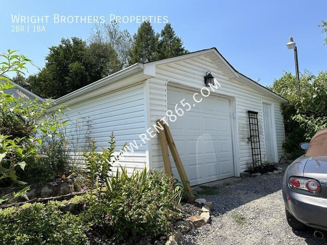Building Photo - 2525 Bernhurst Dr