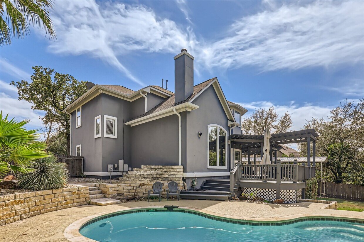 Foto principal - Furnished home w/ Backyard Pool. Walk to L...