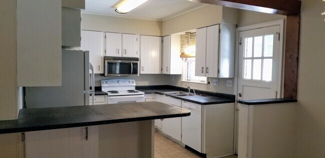 Building Photo - 3 bedroom 1 Bathroom House