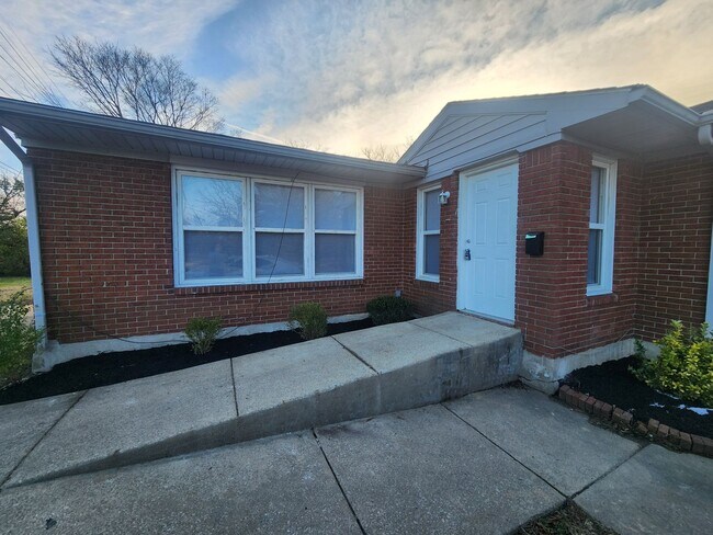 Foto del edificio - Newly updated 3 bedroom 1.5 bath home for rent with partial finished basement with additional bed...