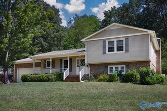 Building Photo - 8002 Greenwillow Ct SE