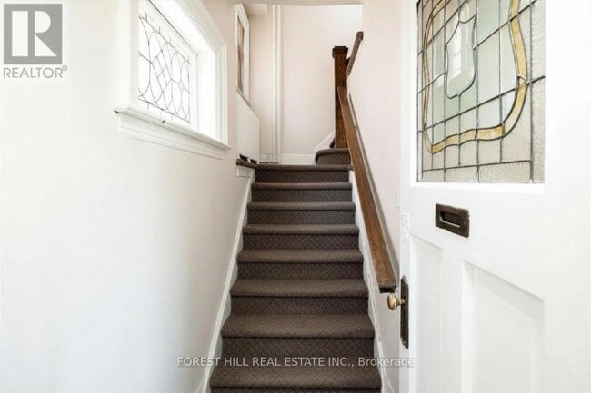 Building Photo - 303 Lonsdale Rd