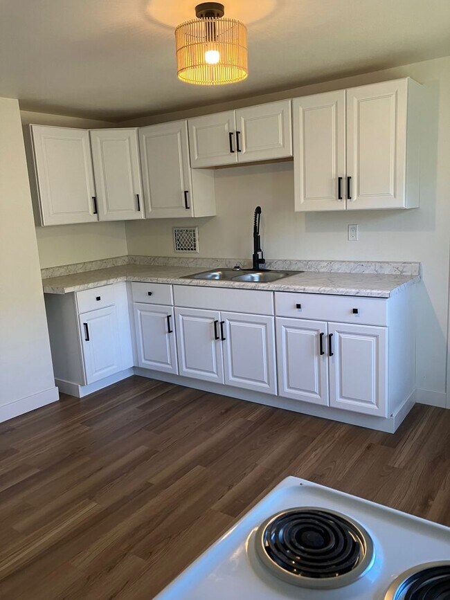 Building Photo - 1006 E 9th St