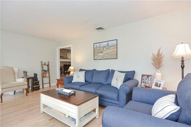 Building Photo - 3 bedroom in Bristol RI 02809