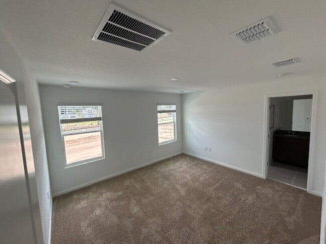 Foto del edificio - BRAND NEW 3 bedroom 2.5 bath with 2 car ga...