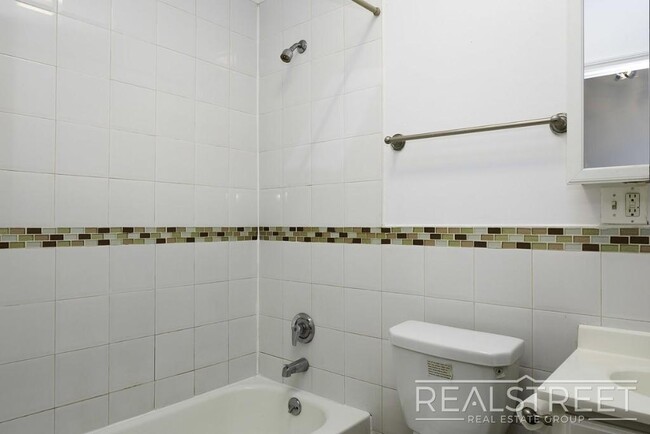 Foto del edificio - Duplex 2 BR in Bushwick