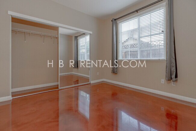 Building Photo - Spacious 5-Bedroom Home with First-Floor Bedrooms & Modern Finishes in Tracy!
