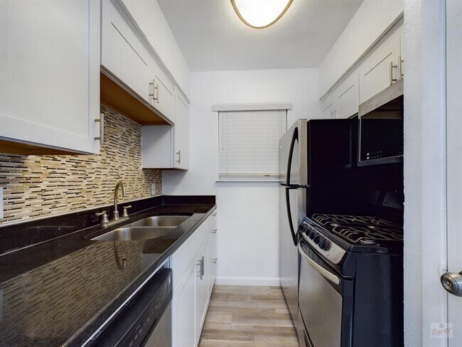 Foto del edificio - 2401 Manor Rd