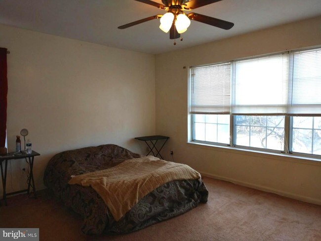 Building Photo - 305 Barclay Ct