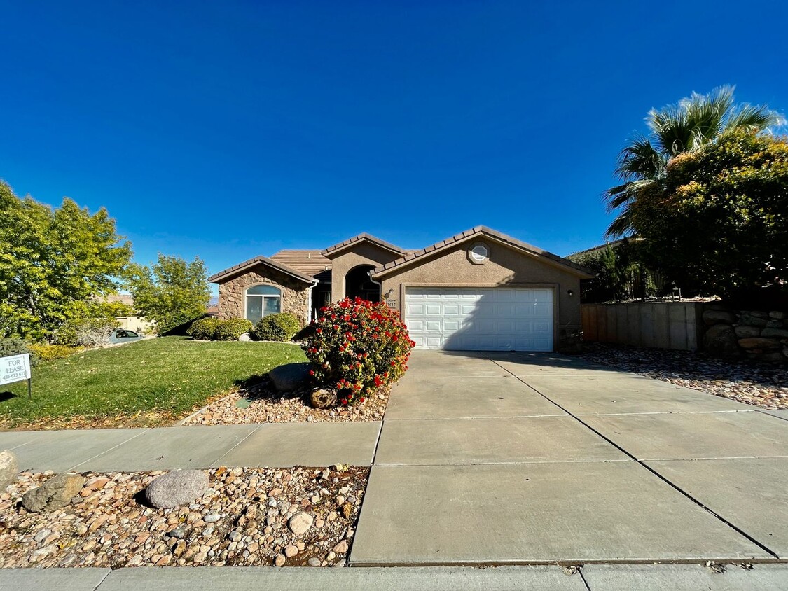 Foto principal - Well Maintained Home in Desert Hills