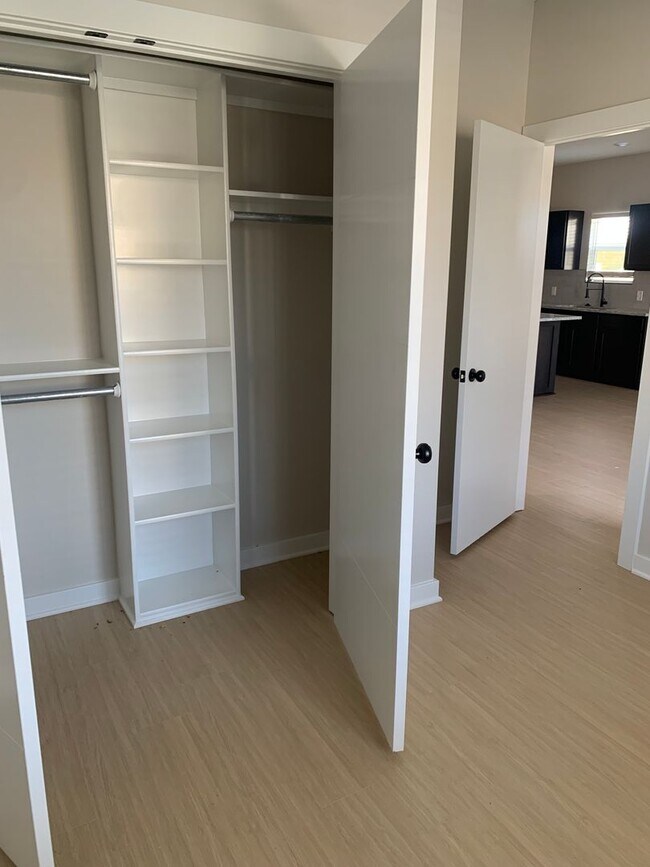 Foto del edificio - 5406-08 BRESSLER Dr