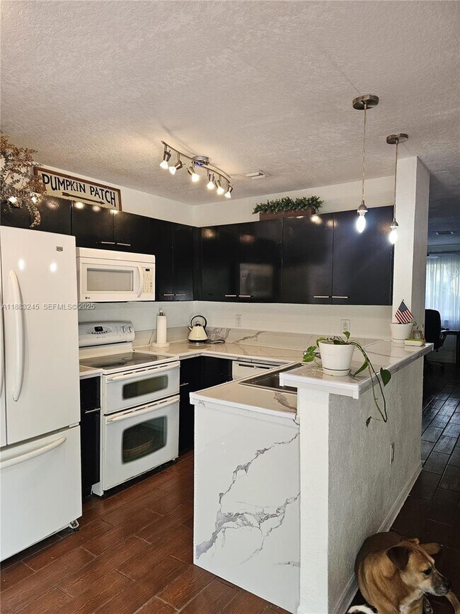 Foto del edificio - 126 Hidden Ct Rd