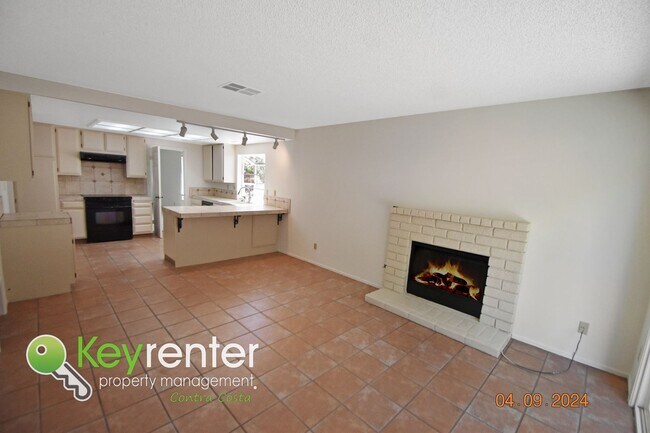 Building Photo - 4 Bed plus Bonus Room and Large Backyard i...