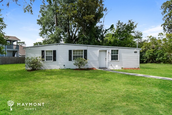 Primary Photo - 10406 Pinehurst Dr