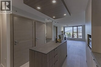 Building Photo - 683 W Victoria Park