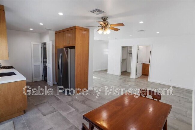 Foto del edificio - 9428 1/2 Crebs Ave