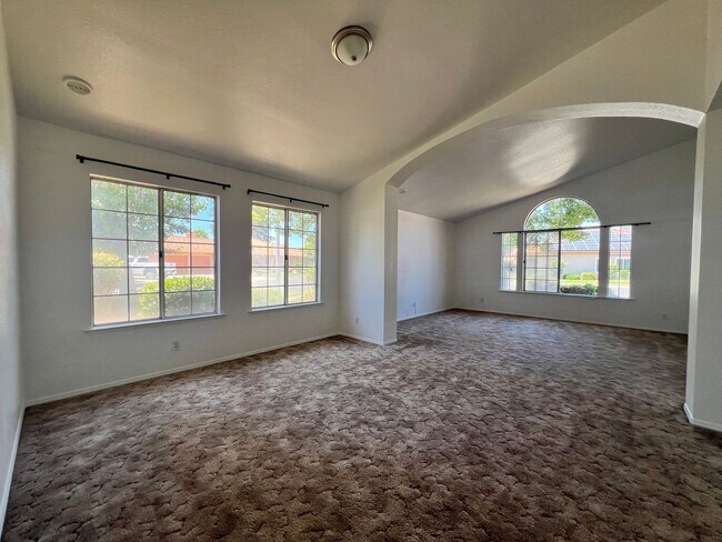 Foto del edificio - For Rent – Spacious 3 Bed / 2 Bath | 2,660 Sq Ft | West Madera