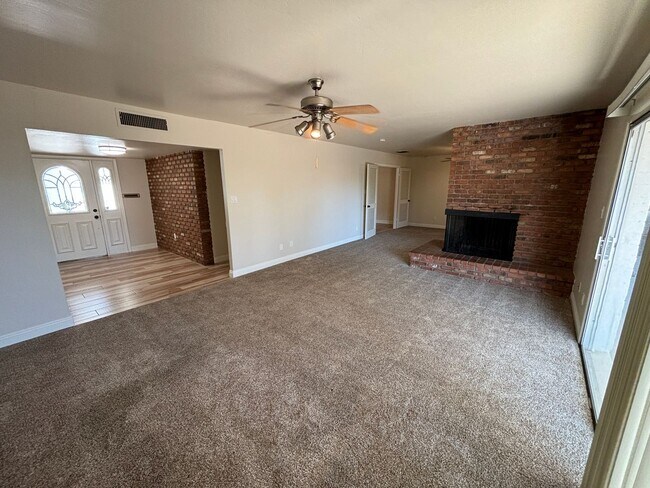 Building Photo - Meticulously Cared For Tempe Home with Lus...