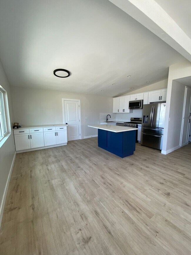 Building Photo - Renovated Beach house just a few blocks fr...