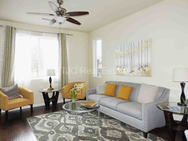 Foto del edificio - Central Park Town Home for Rent!