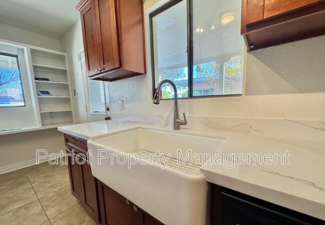 Foto del edificio - 2533 E Flower St