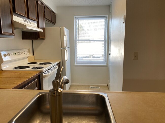 Kitchen - 6005 Black Oak Dr