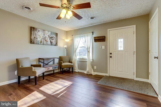 Building Photo - 206 N Fir Ct