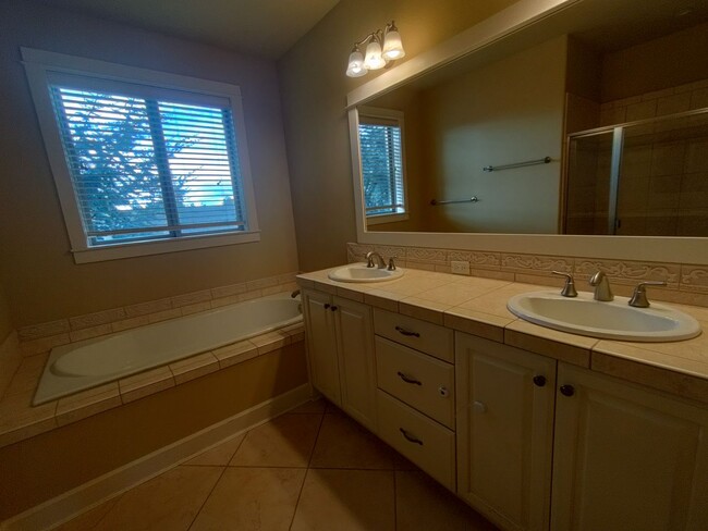 Foto del edificio - Stunning Renaissance Home, 5 bedroom 3 ful...