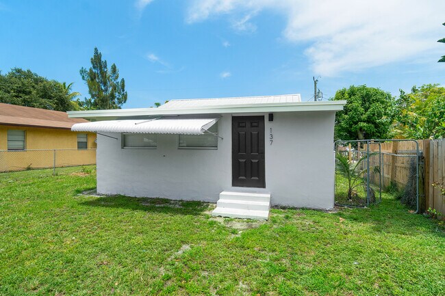 Building Photo - 137 SW 9th Ave