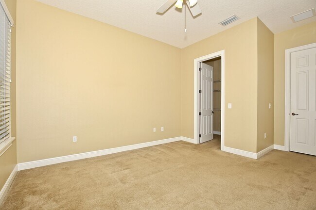 Building Photo - Stunning 3/2.5 Spacious Townhome with a 2 ...