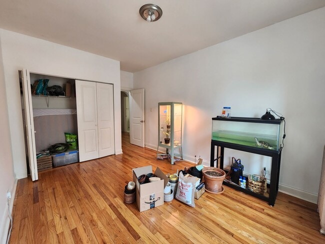 Foto del edificio - Large 2-bed/2-bath Apartment With Updated Kitchen and Large Living Room