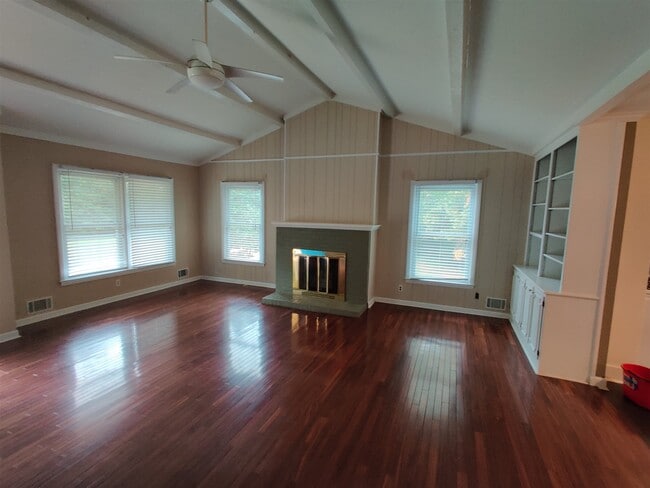 Building Photo - 110 Summit Dr