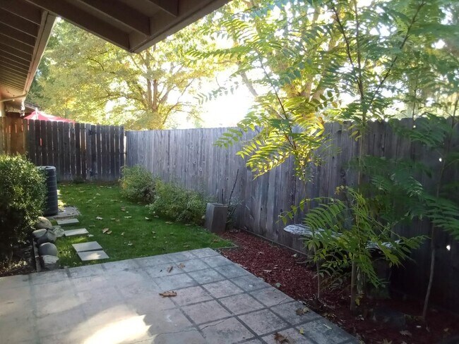 Foto del edificio - 300 Shafer Ln