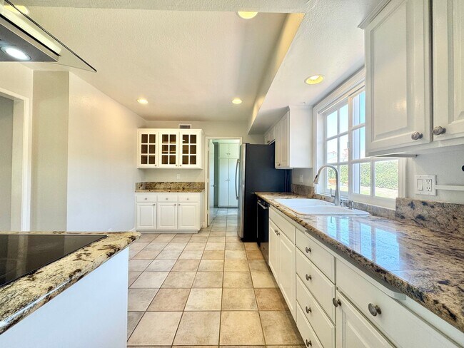 Building Photo - Beautiful 5B/2.5BA Home With Office Locate...