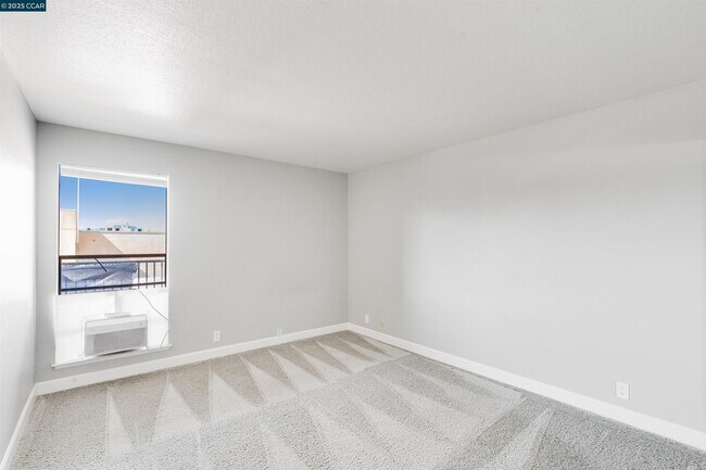 Foto del edificio - Comfortable updated 2 bedroom near Concord...
