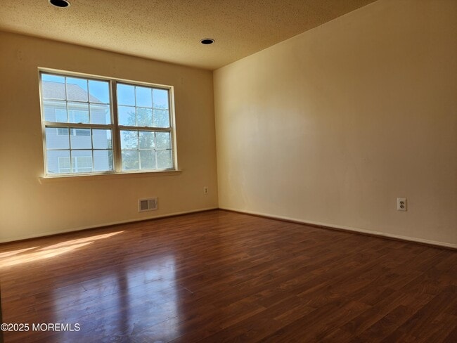 Building Photo - 1 Skylark Ct
