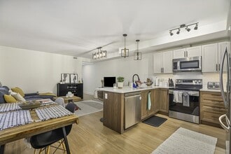 Building Photo - 527 Broadhead Av