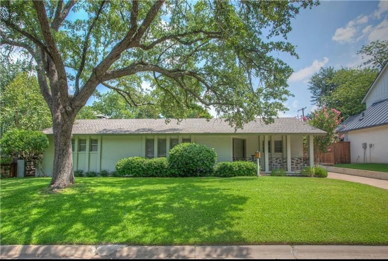 Foto principal - MIDCENTURY MODERN HOME IN CRESTWOOD