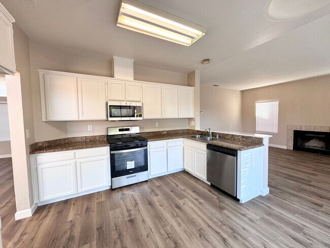 Foto del edificio - Gorgeously Updated 4 Bed 2.5 Bath + Den/5t...