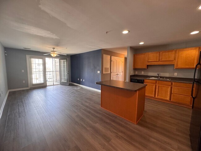 Building Photo - 2BR 2BA Condo with All Appliances Included