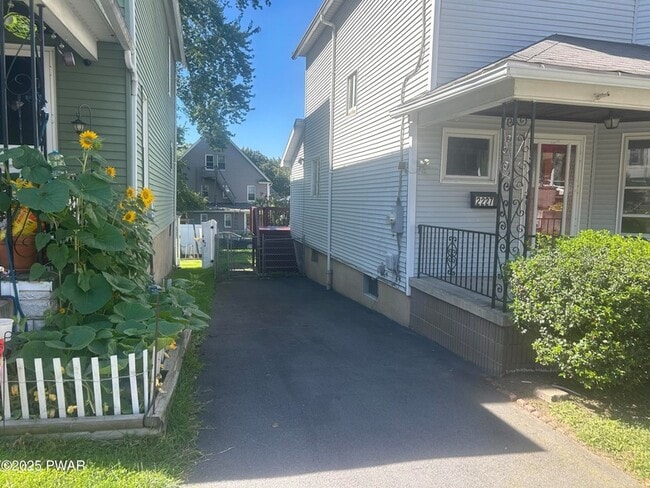 Foto del edificio - 2227 Capouse Ave