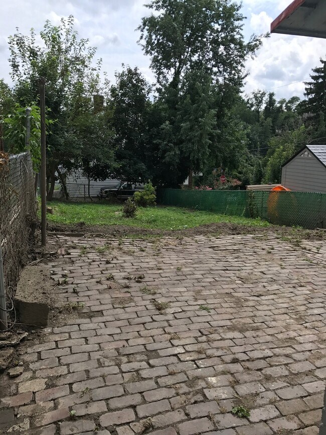 Building Photo - Updated 3 BR 2 Full Bath house w/ Yard!