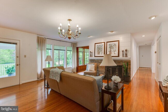 Foto del edificio - 8500 Burning Tree Rd