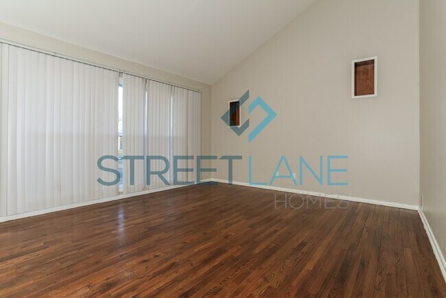 Building Photo - REDUCED!