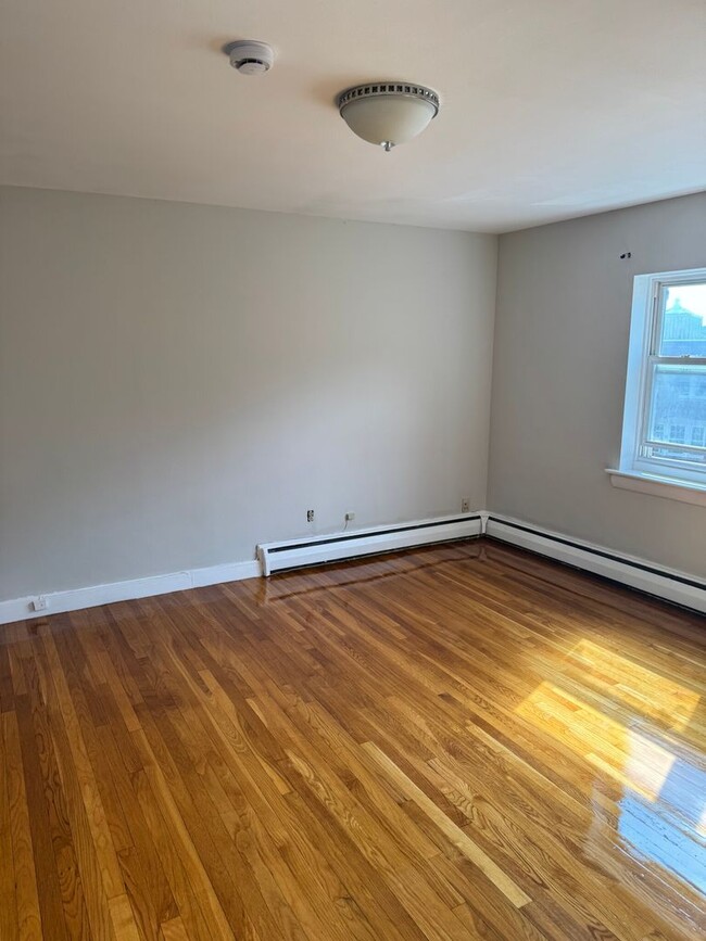 Building Photo - Sun drenched 2 bed 1 bath in vibrant Allston