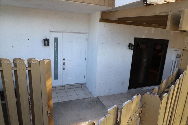 Foto del edificio - 6755 NW 169th St