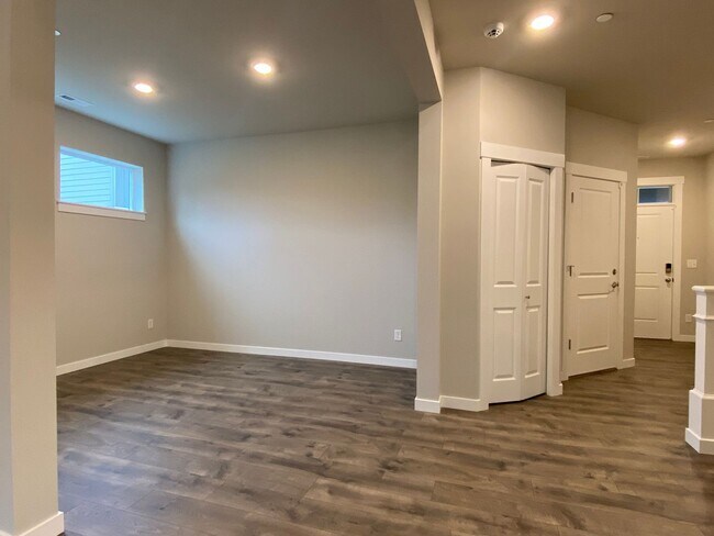 Foto del edificio - Contemporary 5 bedroom, 3120 sqft. home built in 2021